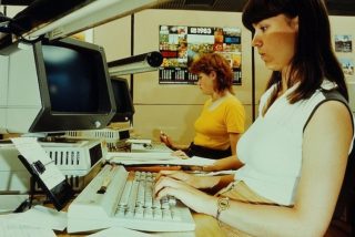 Vrouw gebruikt computer voor haar werk (1983) - cc