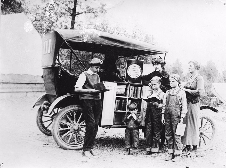Kinderen bij een boekmobiel uit 1912