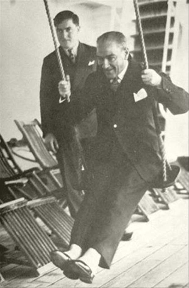 Atatürk op een schommel