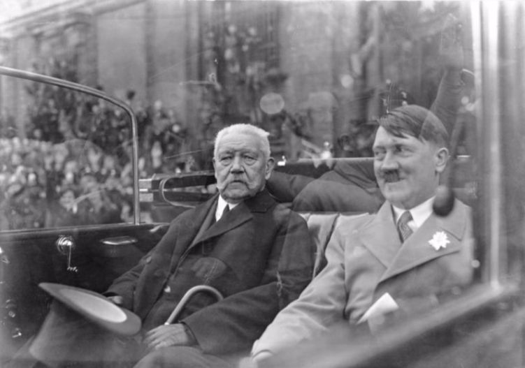 Rijkskanselier Hitler met rijkspresident von Hindenburg, 1 mei 1933. Bundesarchiv, Bild 102-14569 / CC BY-SA 3.0