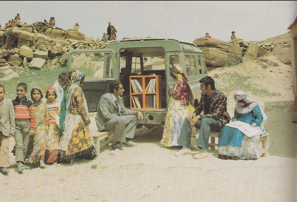 Boekmobiel (met kleine collectie) in Koerdistan, 1970