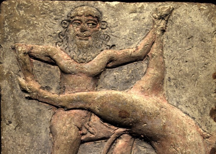 Gilgamesj in gevecht met de 'hemelstier'; terracotta reliëf bewaard in de Koninklijke Musea voor Kunst en Geschiedenis, Brussel