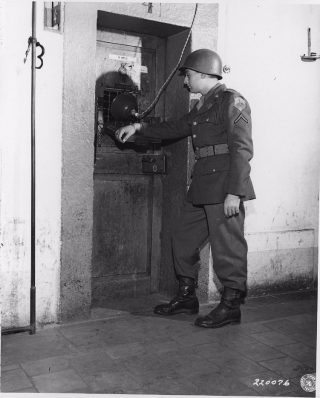 De cel van Rudolf Hess werd constant bewaakt, onder meer om te voorkomen dat hij zelfmoord pleegde - cc