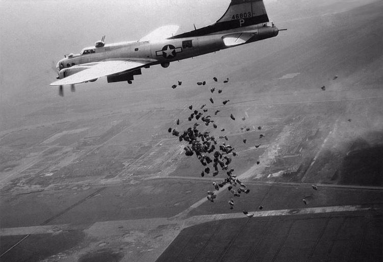 Een Amerikaanse bommenwerper dropt voedsel boven Schiphol - cc