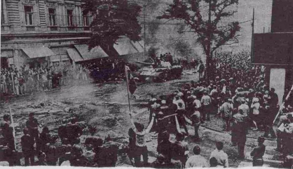 Protest van Praagse inwoners tegen de tanks van het Warschau-pact.