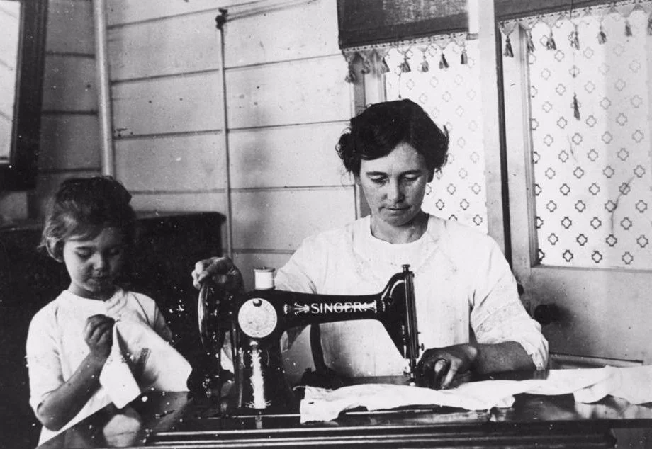 Vrouw achter een Singer-naaimachine (State Library of Queensland)