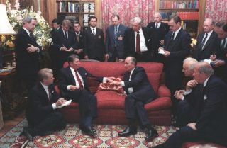 Topoverleg tussen Reagan en Gorbatsjov in Genève (20 november 1985)