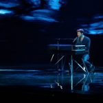 Duncan Laurence tijdens een opvoering van zijn lied op het Eurovisie Songfestival (CC BY-SA 4.0 - Martin Fjellanger, Eurovision Norway - wiki)