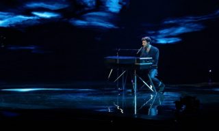 Duncan Laurence tijdens een opvoering van zijn lied op het Eurovisie Songfestival (CC BY-SA 4.0 - Martin Fjellanger, Eurovision Norway - wiki)