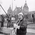 Jan Schaefer slaat de eerste paal voor de herbouw van het Noord-Zuid Hollandsch Koffiehuis, 1980 (cc - Nationaal Archief - Anefo - Rob Bogaerts)