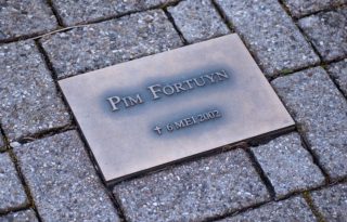 Na de moord op de LPF-lijsttrekker Pim Fortuyn werd er op het parkeerterrein bij het gebouw van 3FM, de plek waar hij op het Media Park in Hilversum om het leven werd gebracht, een bronzen plaquette geplaatst. - cc