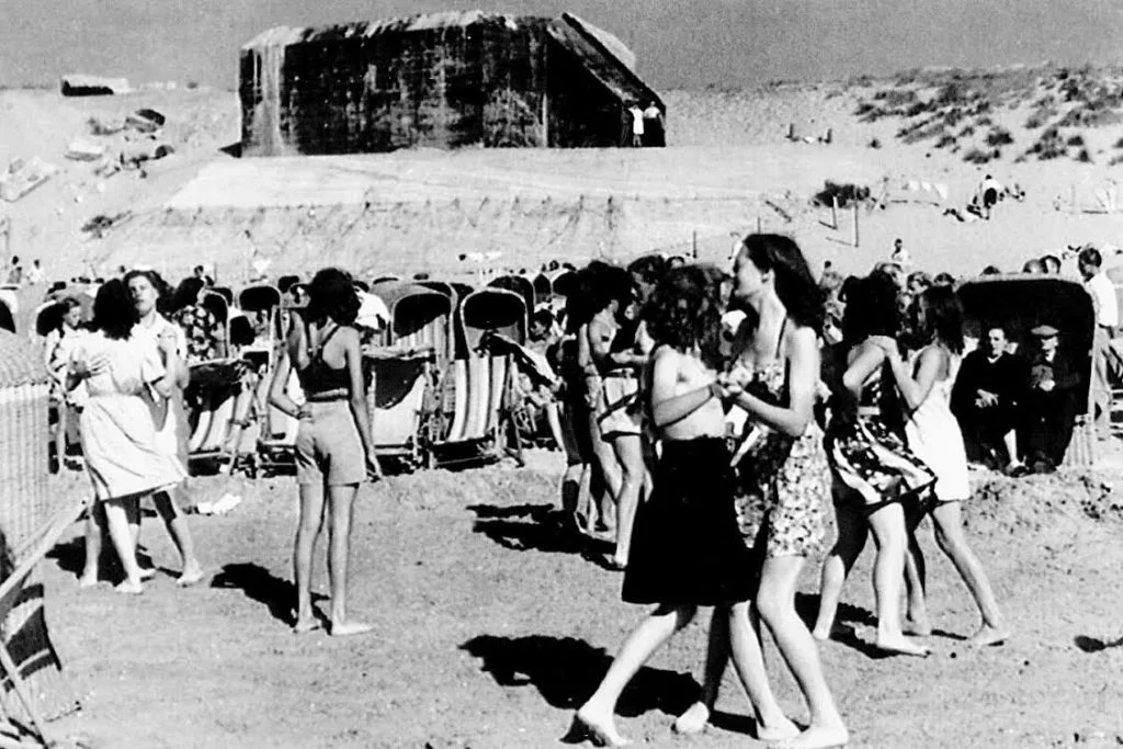 Vrolijke drukte op het strand van Zandvoort in 1947. Op de achtergrond een Duitse bunker; overblijfsel van de Duitse Atlantikwall uit de Tweede Wereldoorlog. (Foto Gemeente Bloemendaal)