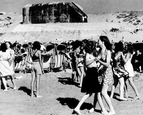 Vrolijke drukte op het strand van Zandvoort in 1947. Op de achtergrond een Duitse bunker; overblijfsel van de Duitse Atlantikwall uit de Tweede Wereldoorlog. (Foto Gemeente Bloemendaal)