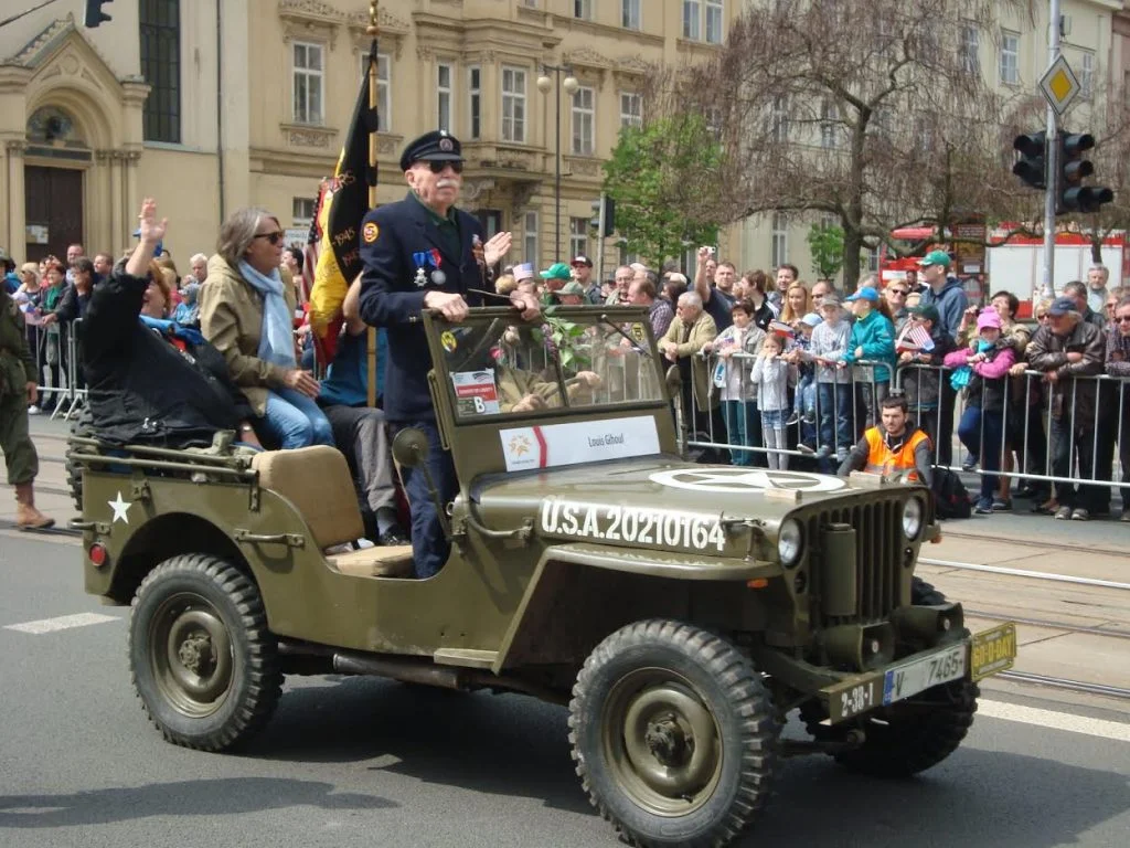 De Belgische WO2-veteraan Louis Gihoel neemt applaus in ontvangst. (Edwin Ruis)