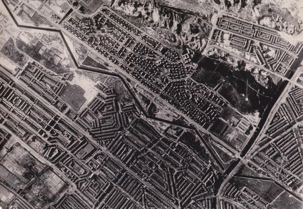Ongedateerde geallieerde luchtfoto van de Haagse tankgracht. Rechts het Verversingskanaal. (Archief J. Buisman)