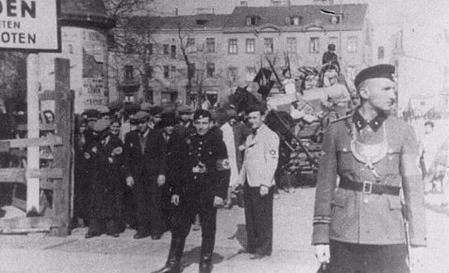 Bewakers bij de ingang van het getto van Lodz