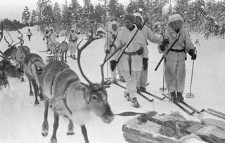 De Finnen verplaatsten zich onder meer met ski's en rendieren door de sneeuw
