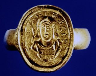 Zegelring uit het graf van de Frankische kleinkoning Childeric I, met portret van de vorst en de tekst Childirici regis. Wikimedia Commons.