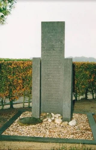 Het monument in Garderen, november 2002 (Hans van Lith)