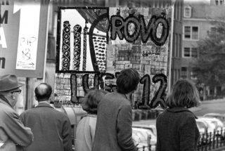 Het eerste verkiezingsbord van de Provopartij te Amsterdam, 8 mei 1966 (cc - Anefo - NA - Spaarnestad)