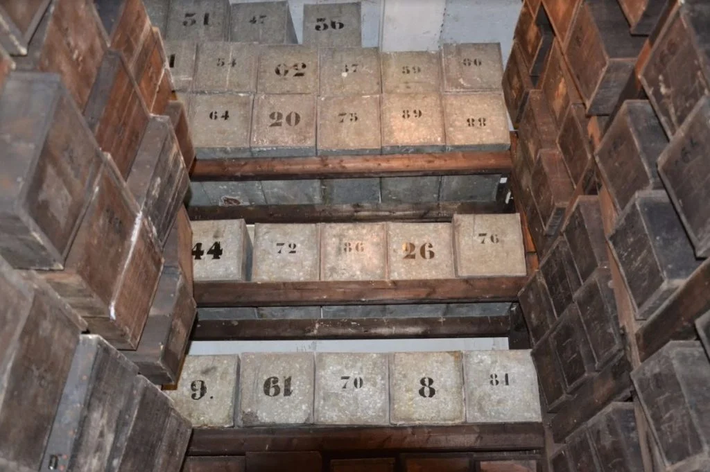 Zinken kisten in het mausoleum, juni 2014 (Fabian Vendrig)