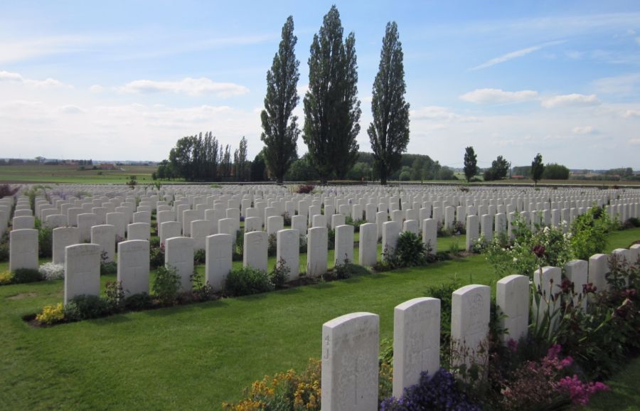 De Tyne Cot Cemetery, waar 8.963 Britten, 1.369 Australiërs, 1.011 Canadezen,  520 Nieuw-Zeelanders, 90 Zuid-Afrikanen, één Zwitser, drie Japanners en 16 Amerikanen liggen. Er werden ook vier Duitsers begraven, waarvan drie niet konden worden geïdentificeerd.