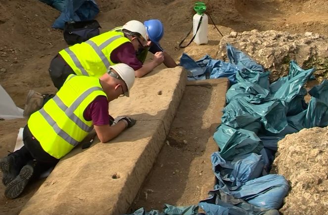 Archeologen bij de sarcofaag (Still YouTube)