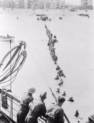 Britse troepen verlaten het strand bij Duinkerken (cc - AWM)