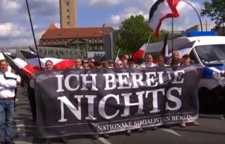 Duitse neo-nazi's staan stil bij dood Rudolf Hess (Still YouTube)