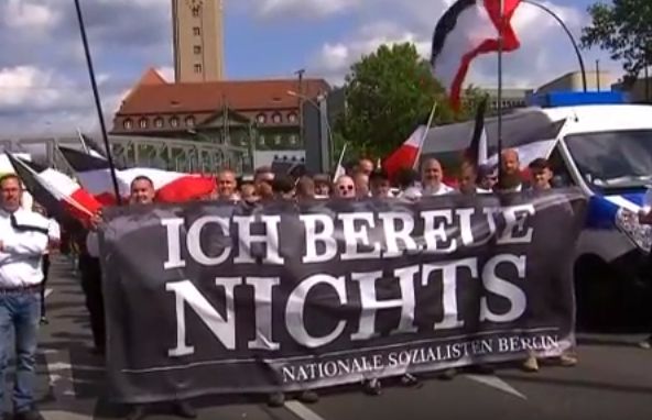 Duitse neo-nazi's staan stil bij dood Rudolf Hess (Still YouTube)