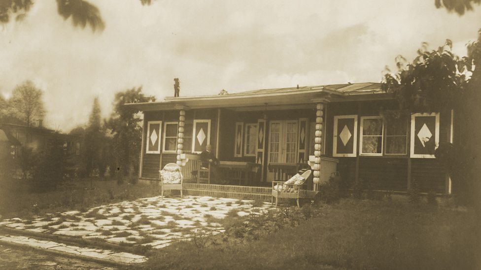 Het huis aan het meer, in 1928 gefotografeerd door Lotte Jacobi (Alexander Family Archive)