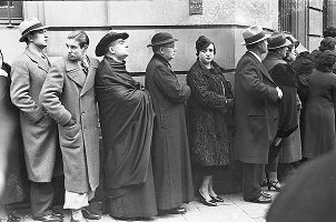 In de rij voor het stemlokaaal in 1936