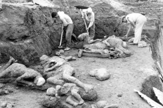 Opgravingen in Pompeii. Op de grond liggen gipsafgietsels van overledenen, 1961