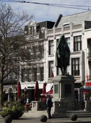 Standbeeld van Johan de Witt in Den Haag (cc - Nikolai Karaneschev)
