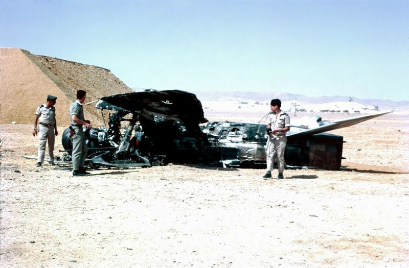 Zesdaagse Oorlog - Israëlische officieren bij een vernietigd Arabisch vliegtuig (wiki)