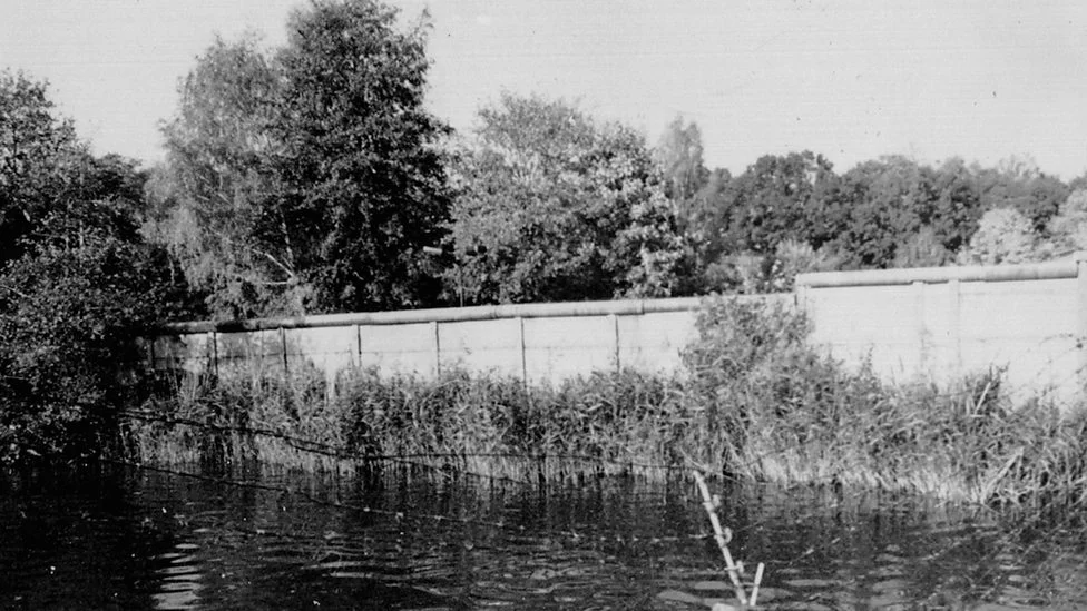 Zicht op de Berlijnse Muur vanaf het meer (Der Bundesbeauftragte für die Unterlagen des Staatssicherheitsdienstes der ehemaligen DDR)