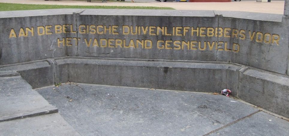 Monument ‘Aan de Oorlogsduif’ (Foto: www.tracesofwar.com)