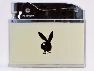 Aansteker met hen kenmerkende Playboy-logo