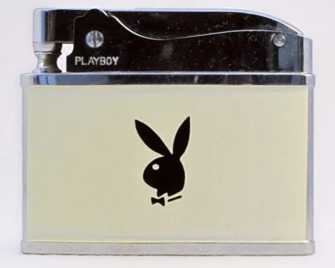 Aansteker met hen kenmerkende Playboy-logo