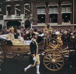 Beatrix, Irene en Margriet in de Crème Calèche op Prinsjesdag 1962 (cc - Anefo - wiki)