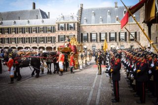 De Gouden Koets arriveert op het Binnenhof op Prinsjesdag 2014 (cc - Rijksoverheid - Bas Arps)