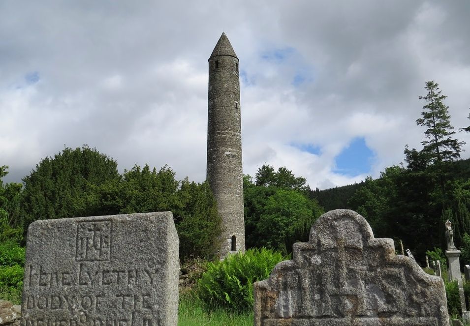De ronde toren van Glendalough (cc - Pixabay - desimaxwell)