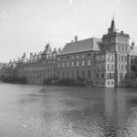Gezicht op de Hofvijver bij het Binnenhof (wiki)