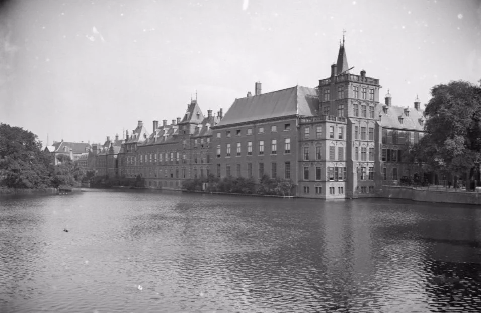 Gezicht op de Hofvijver bij het Binnenhof (wiki)