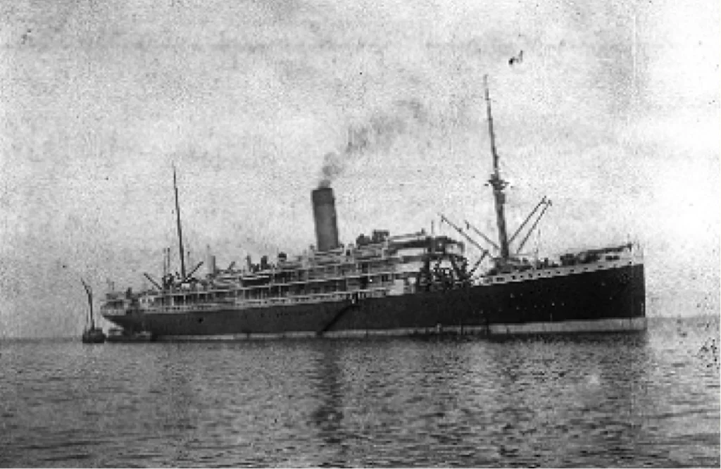 De ss Koningin Emma, het enige schip van de SMN dat in de oorlog verloren ging, in 1915. Bron: Stichting Nationaal Museum van Wereldculturen, collectienummer TM- 60011407: http://collectie.tropenmuseum.nl/Default.aspx?ccid=12520