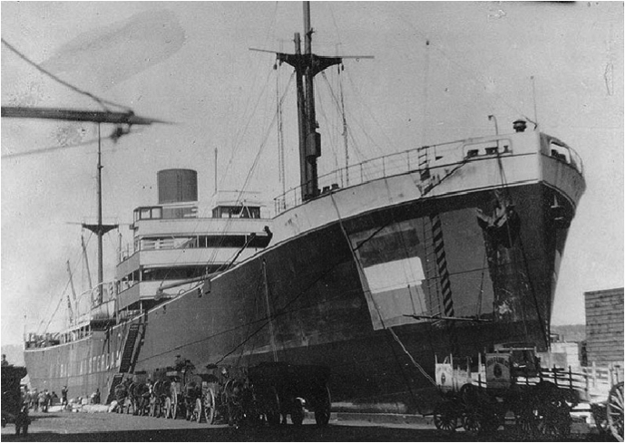 De ss Bali van de SMN in New York in 1918, waar ze door de VS gevorderd werd. Wikimedia Commons: https://commons.wikimedia.org/wiki/File:USS_Bali_World_War_I.jpg.