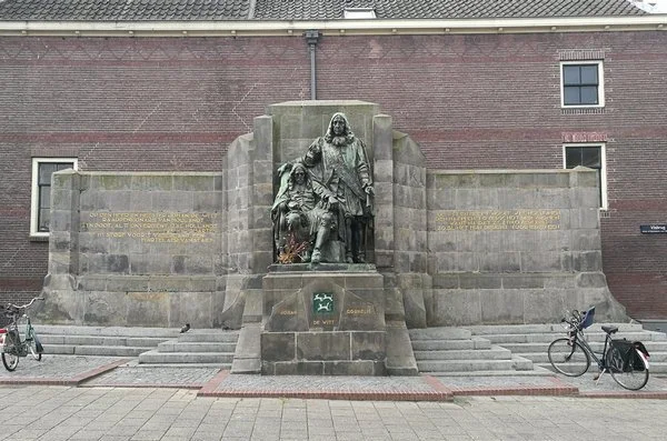 Standbeeld voor de gebroeders de Witt, Dordrecht