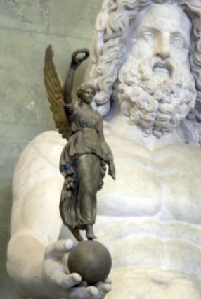 Zeus met in zijn rechterhand Nikè (cc - George Shuklin)