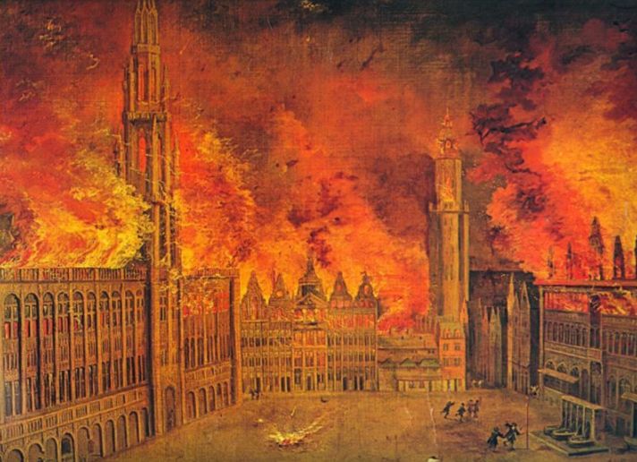 In brand geschoten Grote Markt (links het Stadhuis, rechts het Belfort, uiterst rechts het Broodhuis)