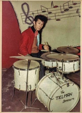 Loulou Tielman in vrijetijdskleding achter de drums in bar-dancing Westhof, Heidelberg, Duitsland, ca. 1960. (Foto uit collectie Leon Donnars.)